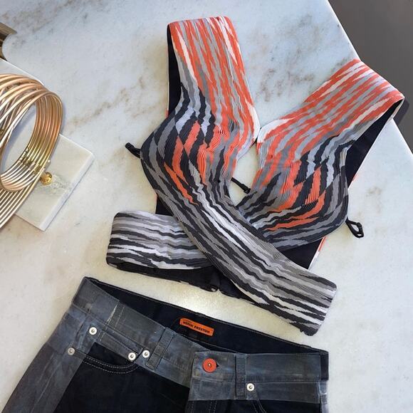 Alexander Wang Accordion Pleated Criss Cross Top in Pavement Woven - Picture 3 of 16